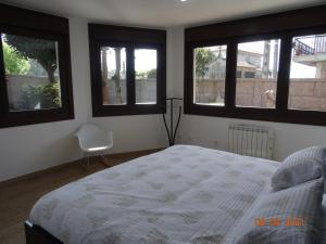 Een bed of bedden in een kamer bij Apartamentos Casa Manolo