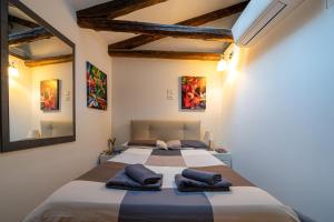 a bedroom with two beds with towels on them at Centrale appartamento per 4 persone in Venice