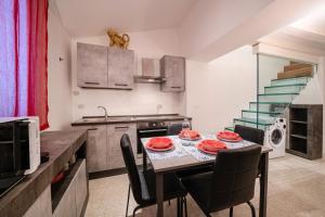 a kitchen with a table and chairs and a staircase at Centrale appartamento per 4 persone in Venice
