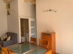 Posezení v ubytování Agradable casa con chimenea y patio totalmente privado