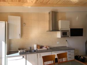 Kuchyň nebo kuchyňský kout v ubytování Agradable casa con chimenea y patio totalmente privado + 10 fotografií