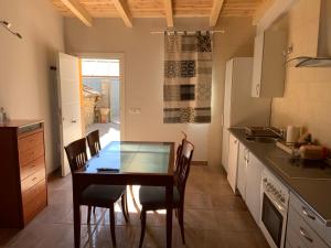 Kuchyň nebo kuchyňský kout v ubytování Agradable casa con chimenea y patio totalmente privado