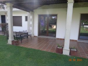 una veranda riparata con panchina su una casa di Apartamentos Casa Manolo a Pontevedra