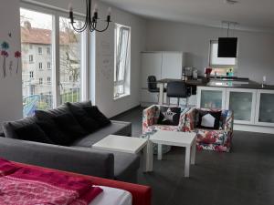 ein Wohnzimmer mit einem Sofa und einem Tisch in der Unterkunft Ferien in Bad Aibling in Bad Aibling