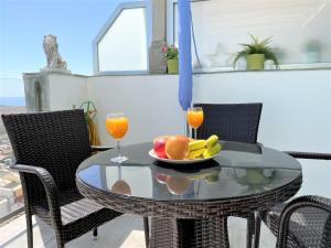 ArguineguínにあるHoliday home with great views and Poolの- テーブル(フルーツボウル1杯、オレンジジュース2杯付) +41枚の写真