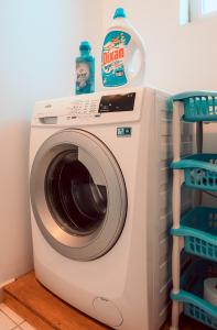 カルダメナにあるSophies Greek Gatewayの洗濯機(ミルク1本付)