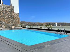 ArguineguínにあるHoliday home with great views and Poolの青い水の大きなプール