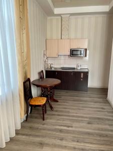 una cucina con un tavolo e sedie in una stanza di Apartment Studio -біля Вокзалу-недалеко від Центру-Городоцька 151 a Lviv