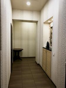 un corridoio con tavolo e tavolo in una stanza di Apartment Studio -біля Вокзалу-недалеко від Центру-Городоцька 151 a Lviv