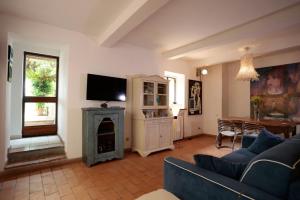 A television and/or entertainment centre at Corte dei Guelfi