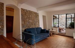 A seating area at Corte dei Guelfi
