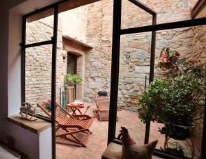 A seating area at Corte dei Guelfi