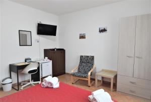 Schlafzimmer mit einem Schreibtisch, einem Bett und einem Stuhl in der Unterkunft Amo' le Langhe in Narzole