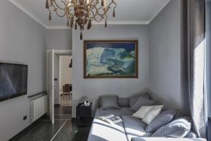 salon z kanapą i obrazem na ścianie w obiekcie L'Aria del Mare by Wonderful Italy w Genui