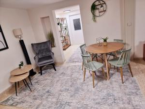a dining room with a table and chairs at הבית בפסוטה in Mafshatah
