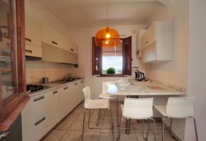 A kitchen or kitchenette at Corte dei Guelfi