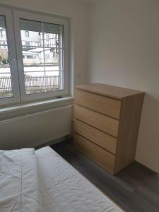 1 dormitorio con vestidor, cama y ventana en Ferienhaus KaTi Whg1, en Knüllwald