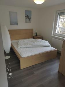 1 dormitorio con cama y ventana grande en Ferienhaus KaTi Whg1, en Knüllwald