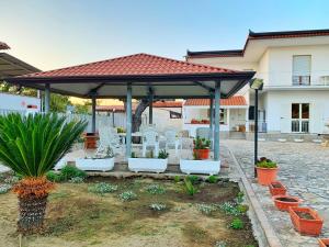 a gazebo in a yard with plants at Villa Ginevra in Paestum
