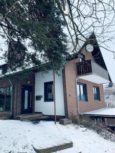 um edifício de tijolos com um relógio na parte da frente em Top Ferienwohnung ALBERGO in Altenau em Altenau