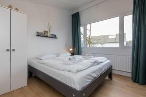 Cama ou camas em um quarto em Holidayhouse - Lepelblad 7 Nieuwvliet-Bad