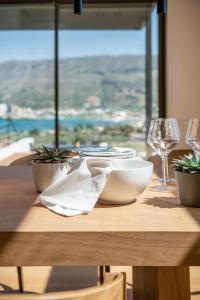 una mesa con un plato de comida y copas de vino en Seametry Luxury Living Penthouse en Souda