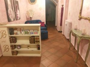 a room with a couch and a table and a shelf at B&B LA CHIMERA in Arezzo