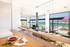 cocina y comedor con vistas al océano en Seametry Luxury Living Penthouse en Souda