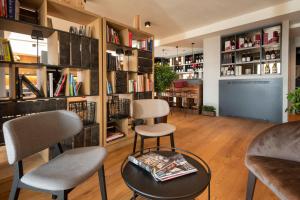 Verduno的住宿－Agriturismo Speziale Wine Resort，客厅配有两把椅子和一张桌子