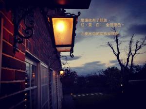 uma luz de rua ao lado de um edifício com o céu em 墾丁勿忘我城堡莊園 em Hengchun Old Town