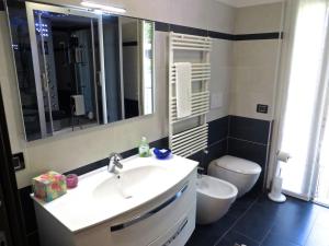 ヴェルバーニアにあるMargo 2のバスルーム(洗面台、トイレ、鏡付)