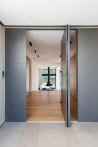 un pasillo abierto con puertas correderas en una casa en Seametry Luxury Living Penthouse en Souda