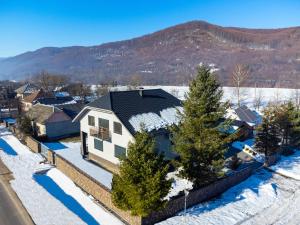 uma vista aérea de uma casa na neve em Nikol em Turitsa