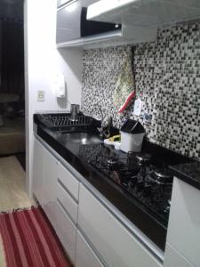 a kitchen with a stove and a counter top at Condominio dos Lagos Capitolio 01 in Capitólio