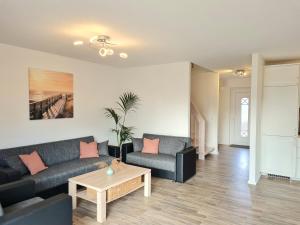 Sala de estar con 2 sofás y mesa en Haus Belvedere in Sehlendorf en Blekendorf