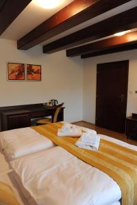Säng eller sängar i ett rum på Hradná stráž Hotel&Apartments s privátnym wellness