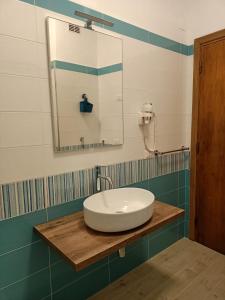 y baño con lavabo blanco y espejo. en Brezza Marina, en Massa Lubrense