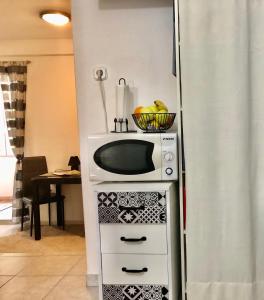 un microondas sobre una estufa en Umag Romantic Apartment, en Umag