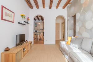 ein Wohnzimmer mit einem Sofa und einem TV in der Unterkunft Casa Masa close to @S.Lucia Train Station in Venedig