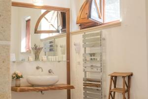 Salle de bains dans l'établissement Masseria Le Lamie