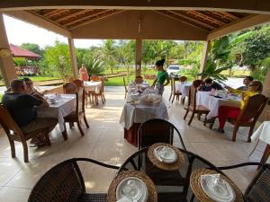 A restaurant or other place to eat at Jungle Spa e Hotel