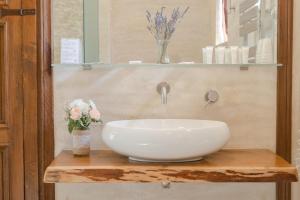 Salle de bains dans l'établissement Masseria Le Lamie