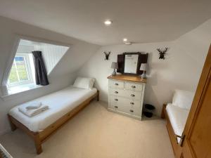 - une petite chambre avec un lit et un miroir dans l'établissement Hawthorn Dene, à Torrin