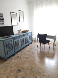 デイヴァ・マリーナにあるAppartamento Mare Mossoのリビングルーム(青いキャビネット、椅子付)