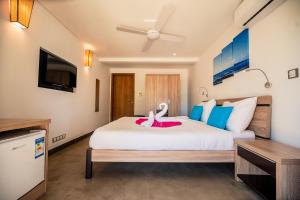 A bed or beds in a room at Toparadis Guest House