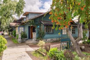 uma casa azul com uma árvore em frente em Espacio Ecole Pucon em Pucón