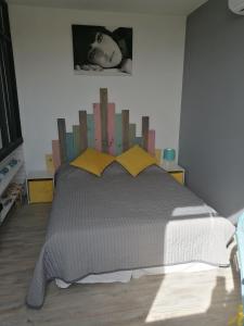 - une chambre avec un lit et une tête de lit en bois dans l'établissement Studio Anoe, à Nice