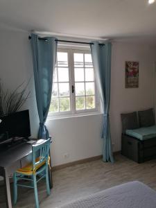 Cette chambre dispose d'un bureau, d'un ordinateur et d'une fenêtre. dans l'établissement Studio Anoe, à Nice