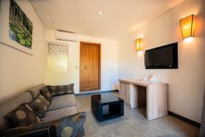 TV a/nebo společenská místnost v ubytování Toparadis Guest House
