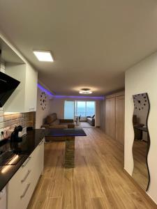 cocina abierta y sala de estar con sofá en Hany apartment Ducado 11-C, en Benidorm